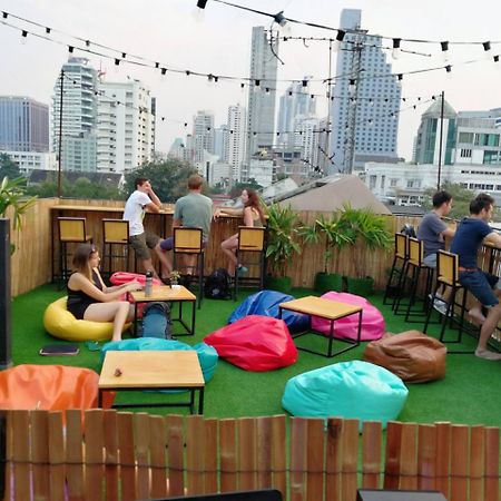 Revolution Asoke Vandrehjem Bangkok Eksteriør billede