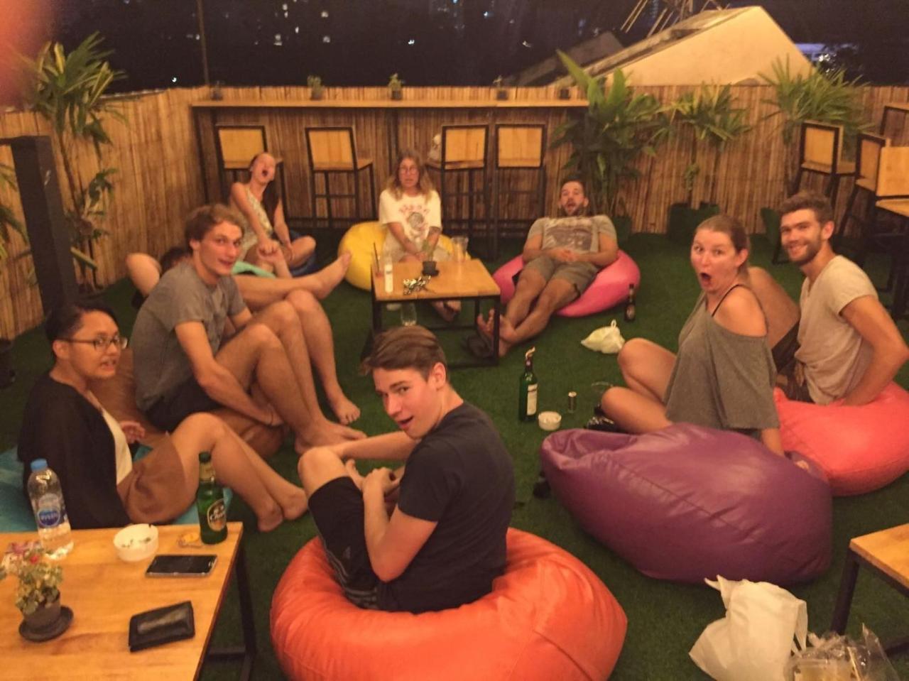 Revolution Asoke Vandrehjem Bangkok Eksteriør billede